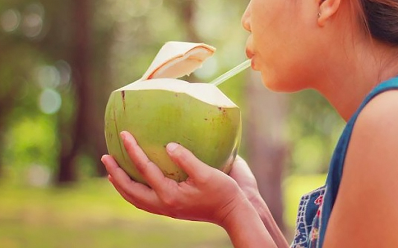 Nước dừa thanh nhiệt nhưng những người sau tuyệt đối không nên uống