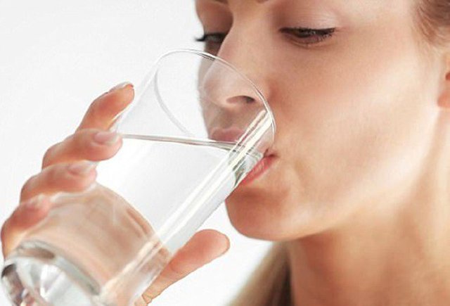 Vì sao phụ nữ và người mắc COVID-19 nên uống nước dừa thường xuyên?